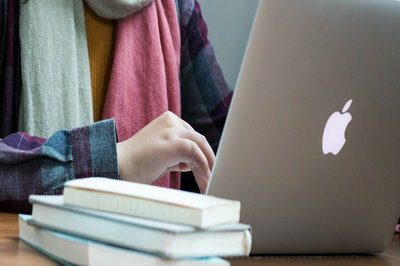 广东财经大学在职研究生考试时间是什么时候？